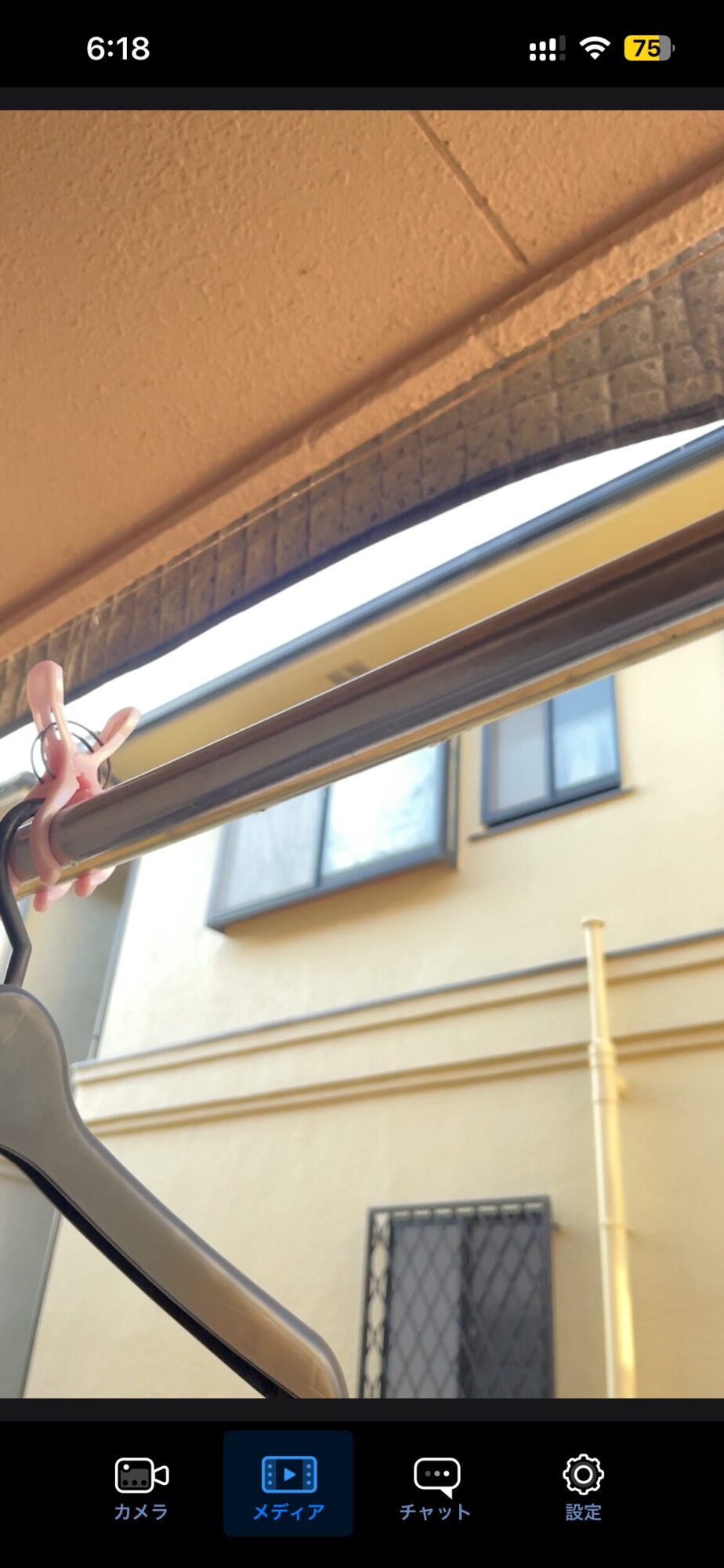 騒音を撒き散らすアパート上階のバカ女がベランダにゴミを降らせてくる