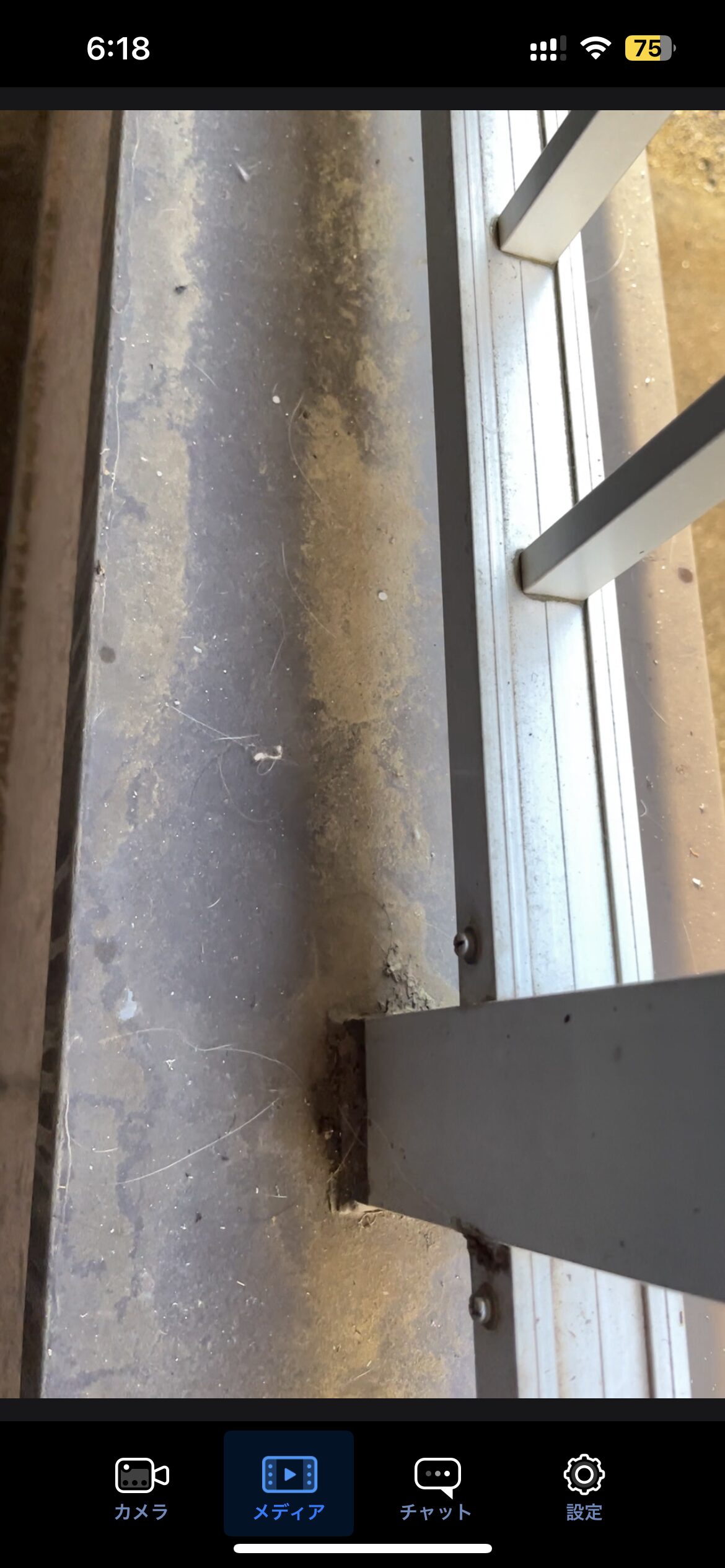 騒音を撒き散らすアパート上階のバカ女がベランダにゴミを降らせてくる 騒音を撒き散らすアパート上階のバカ女がベランダにゴミを降らせてくる