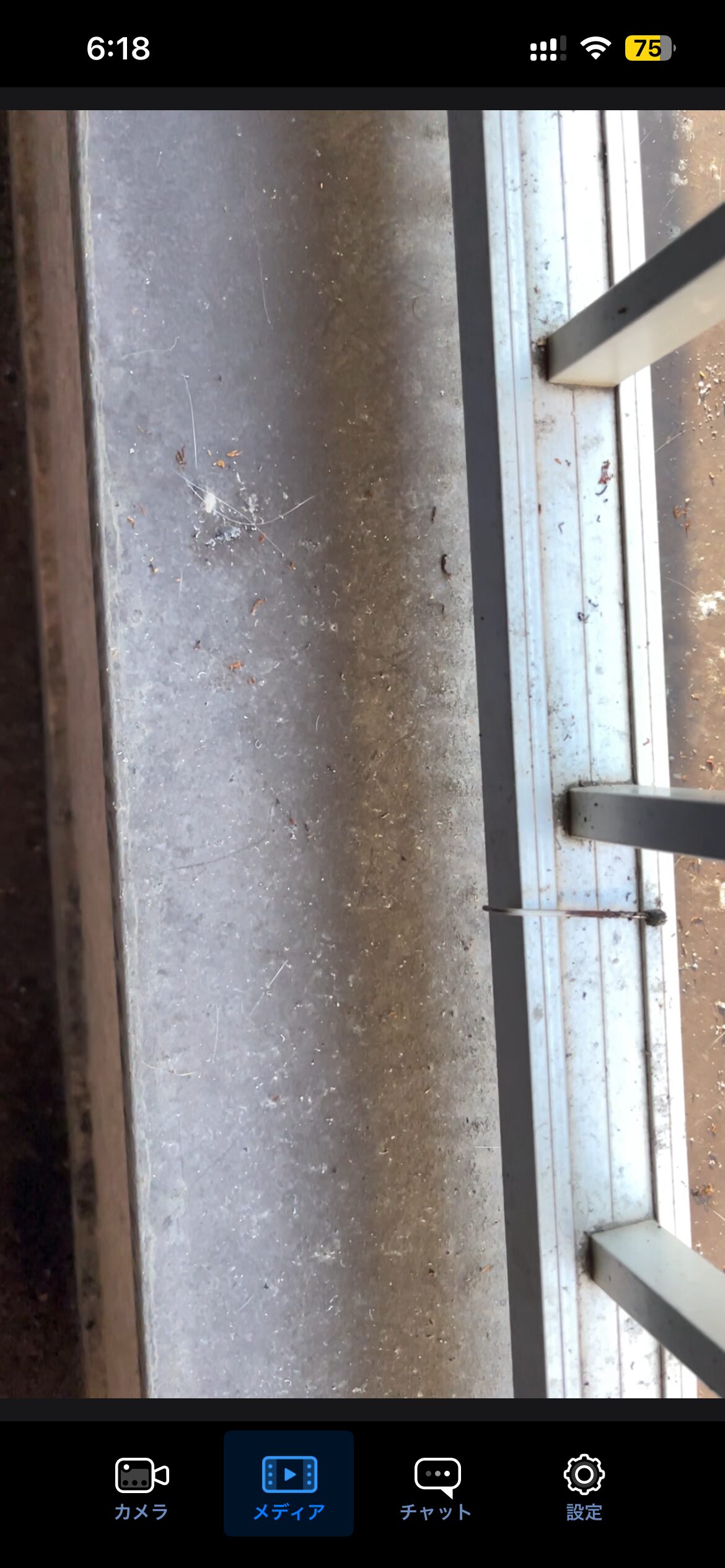 騒音を撒き散らすアパート上階のバカ女がベランダにゴミを降らせてくる 騒音を撒き散らすアパート上階のバカ女がベランダにゴミを降らせてくる