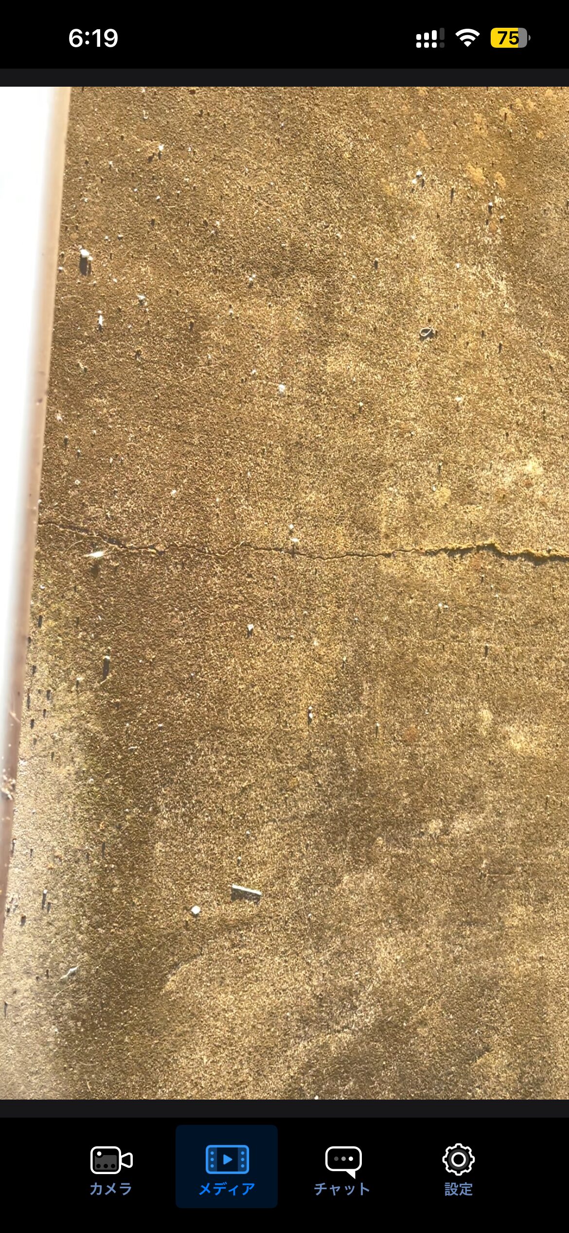 騒音を撒き散らすアパート上階のバカ女がベランダにゴミを降らせてくる 騒音を撒き散らすアパート上階のバカ女がベランダにゴミを降らせてくる