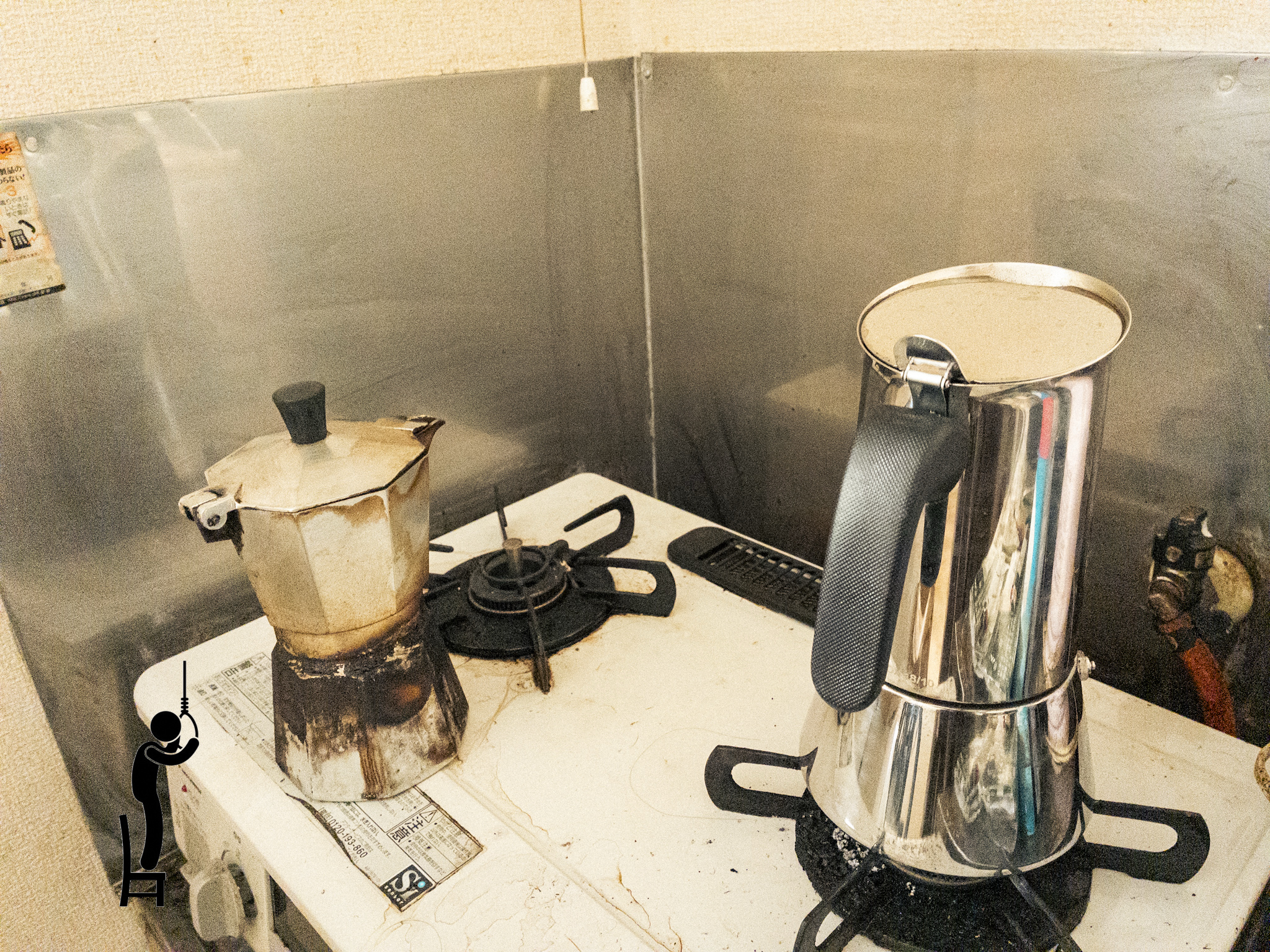 キッチンのアルミ壁を掃除する​