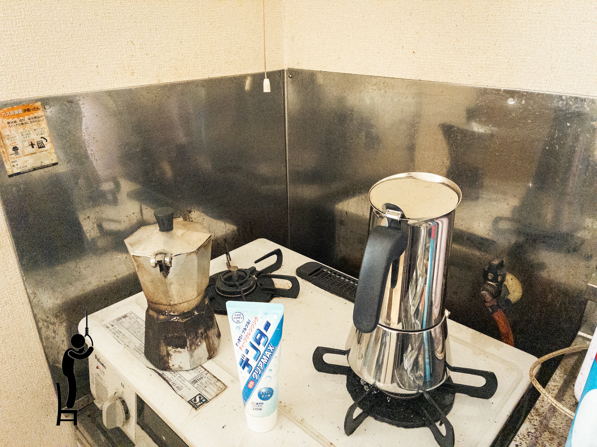 キッチンの油がはねたアルミ壁をスクラブ入り歯磨き粉​で磨く