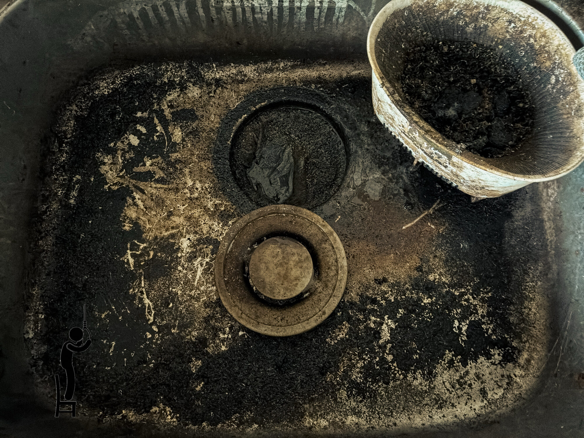 コーヒーの出涸らしと煙草の灰でこの世の終わりのようになっていたキッチンシンクを​掃除